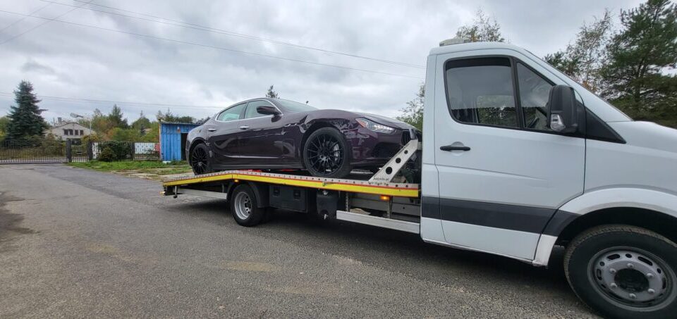 auto transportowane na lawecie