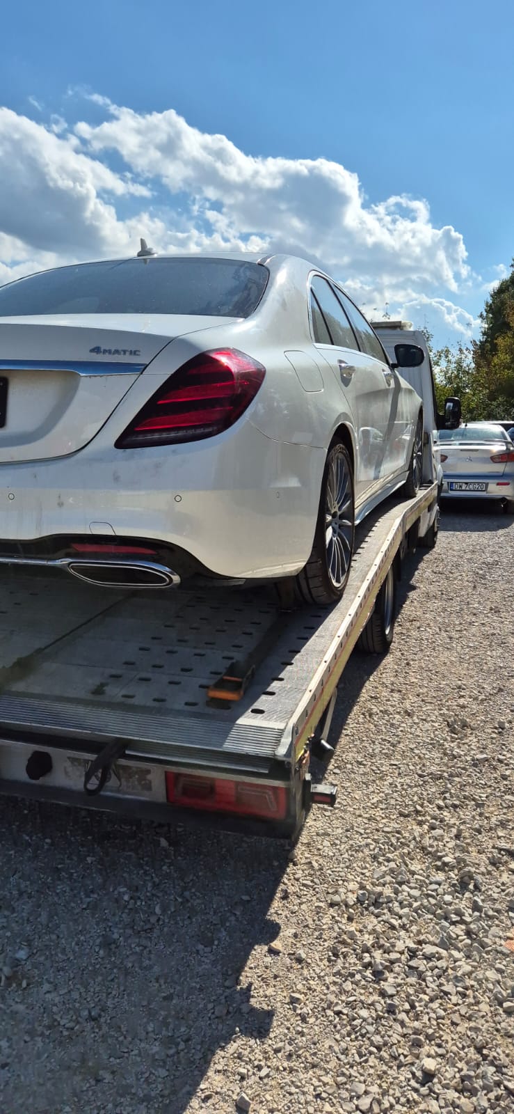 auto osobowe oczekujące na transport lawetą