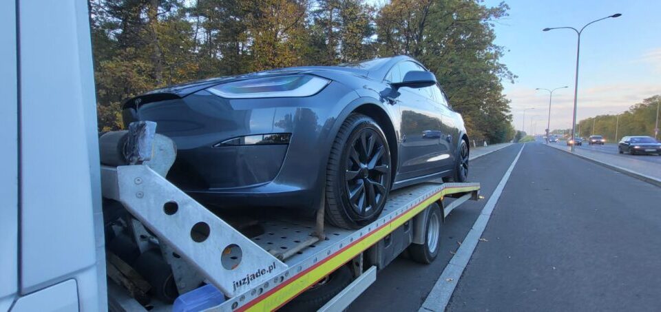 auto osobowe przewożone na lawecie