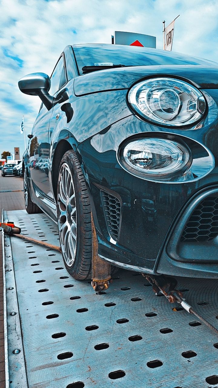 auto osobowe przygotowane do transportu na lawecie