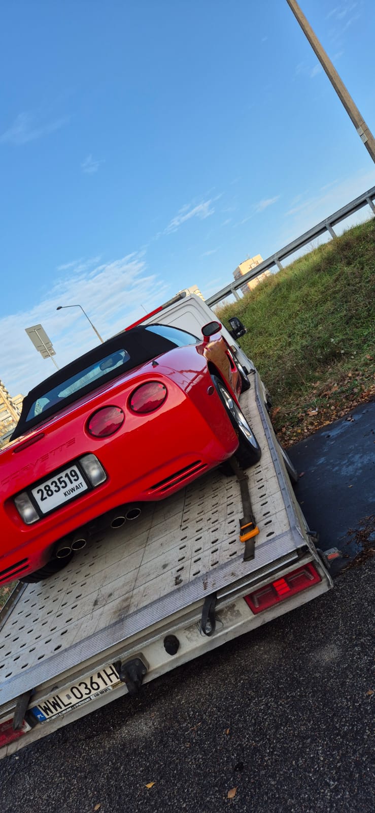 auto sportowe transportowane przez lawetę