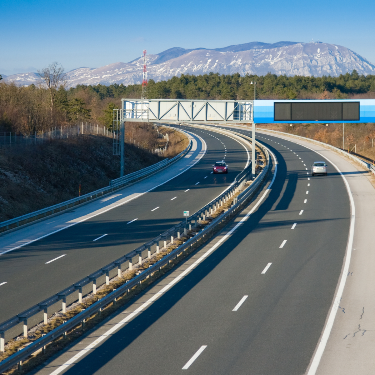 autostrada z autami osobowymi