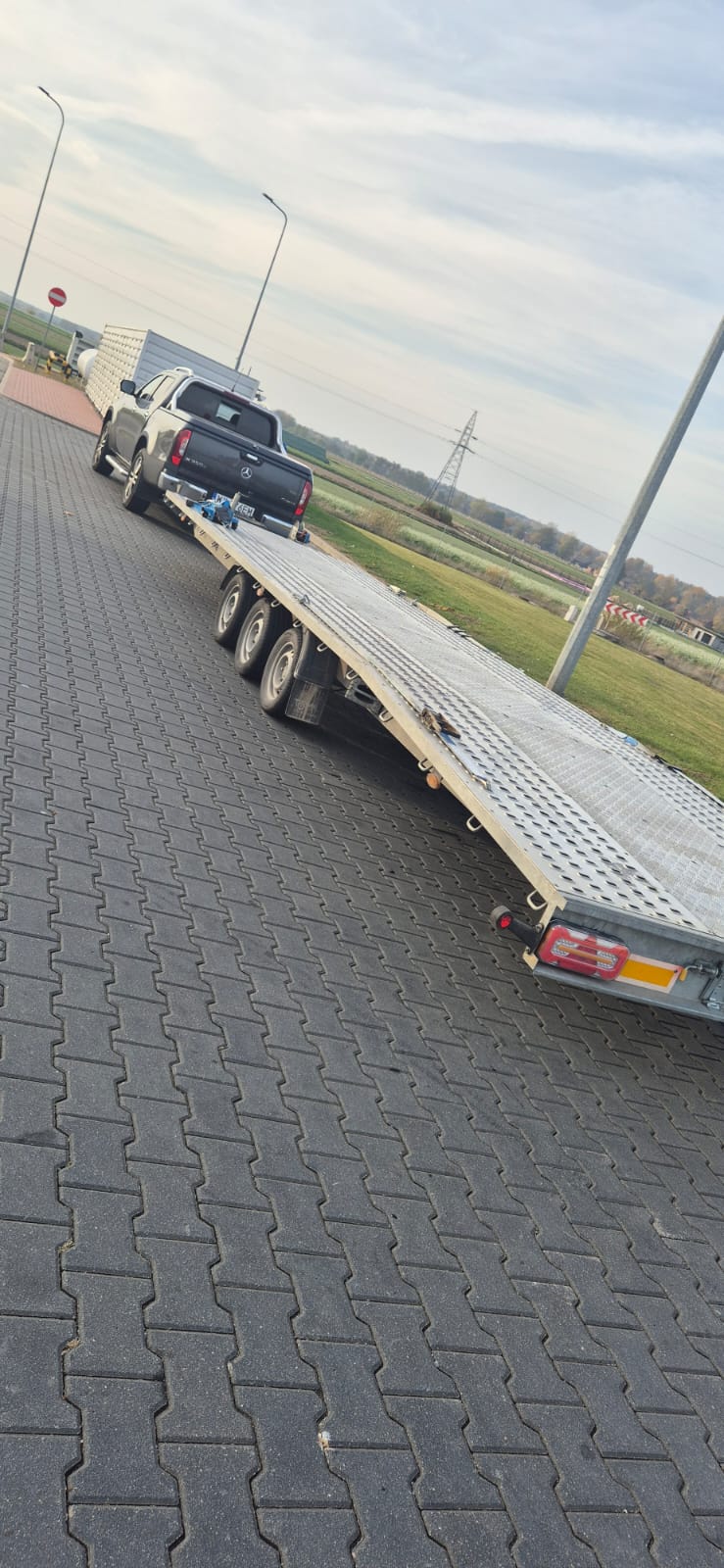 długa laweta przygotowana do transportu