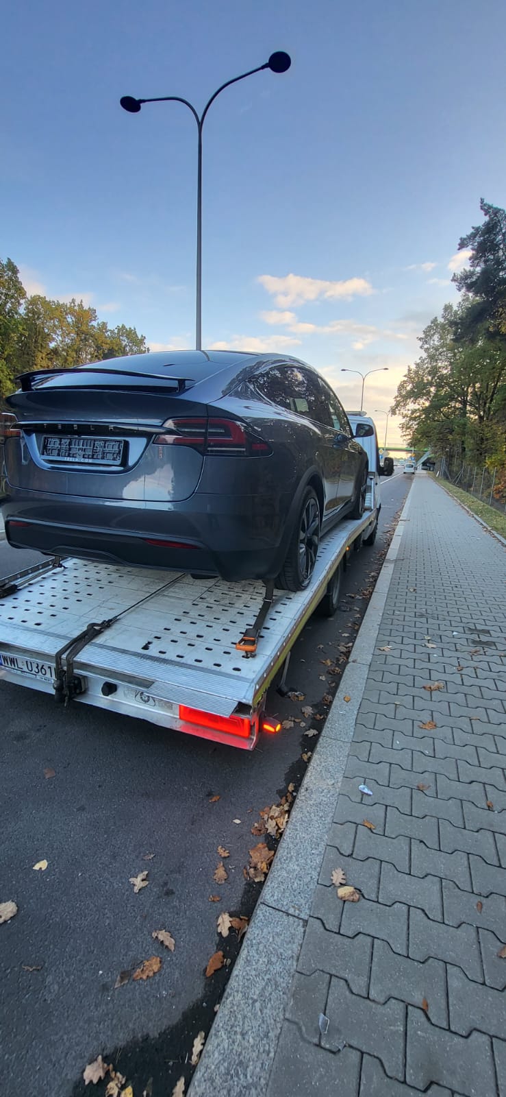 elektryczne auto osobowe przygotowane do transportu na lawecie