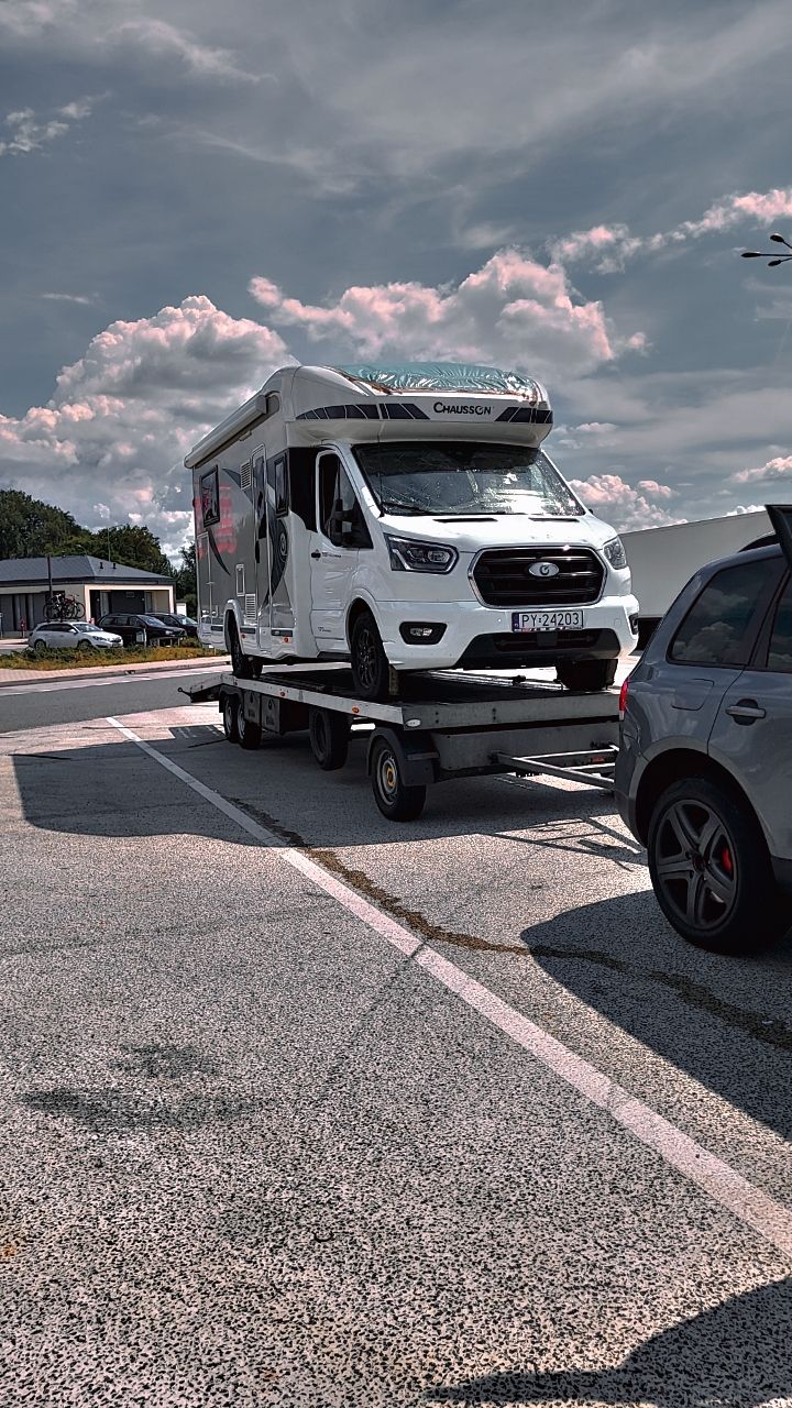 kamper załadowany na lawetę do transportu