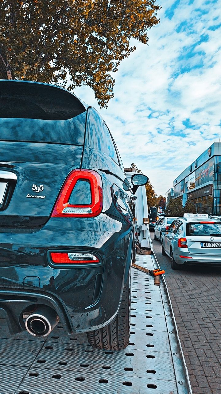 laweta przewożąca przez miasto niesprawne auto sobowe
