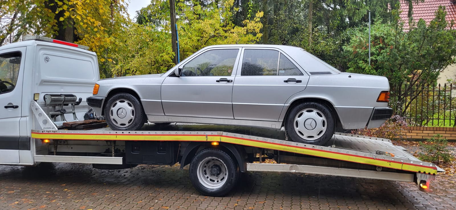 laweta transportująca klasyczne auto
