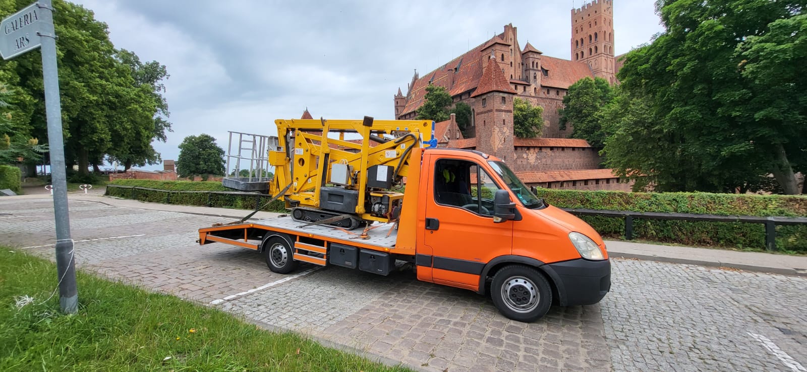 laweta transportująca maszyny budowlane i ciężki sprzęt