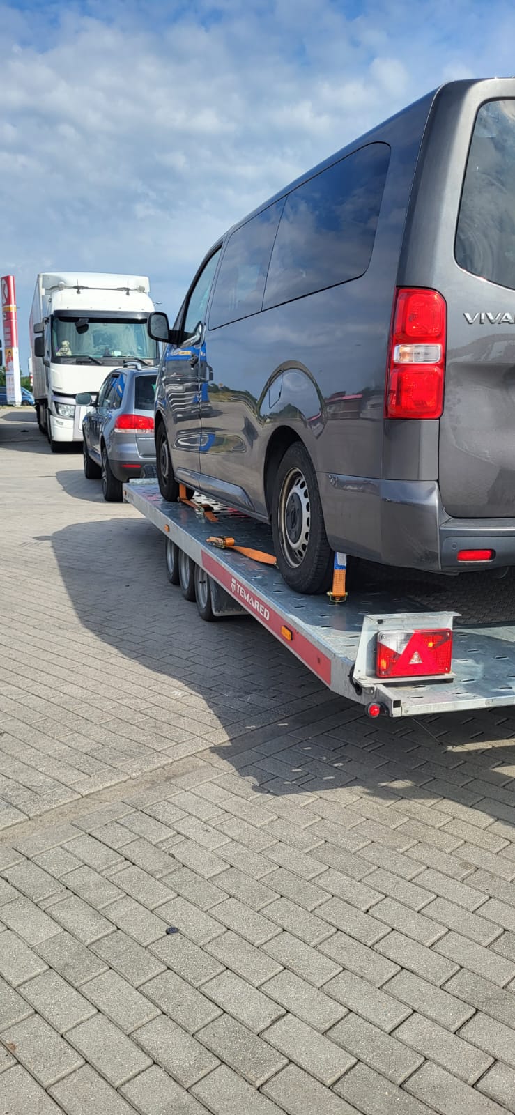 laweta transportująca niesprawnego busa