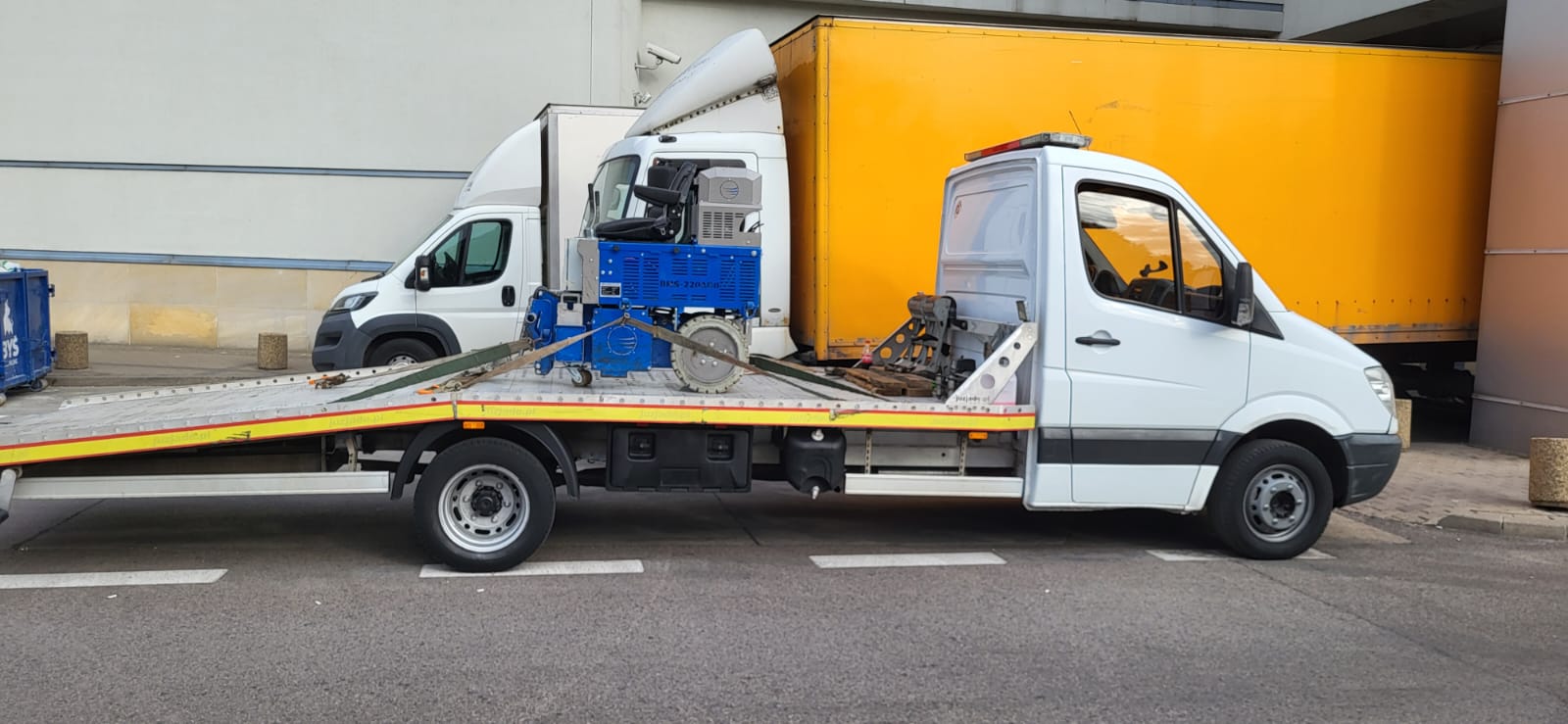 laweta transportująca sprzęt budowlany