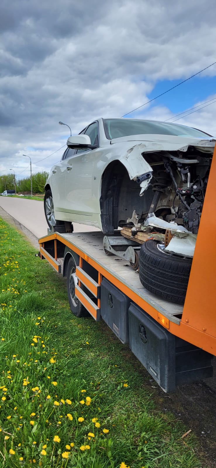 laweta transportująca uszkodzone auto osobowe po wypadku