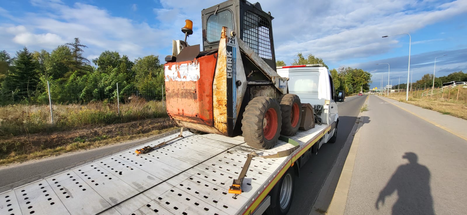 sprzęt budowlany transportowany na lawecie