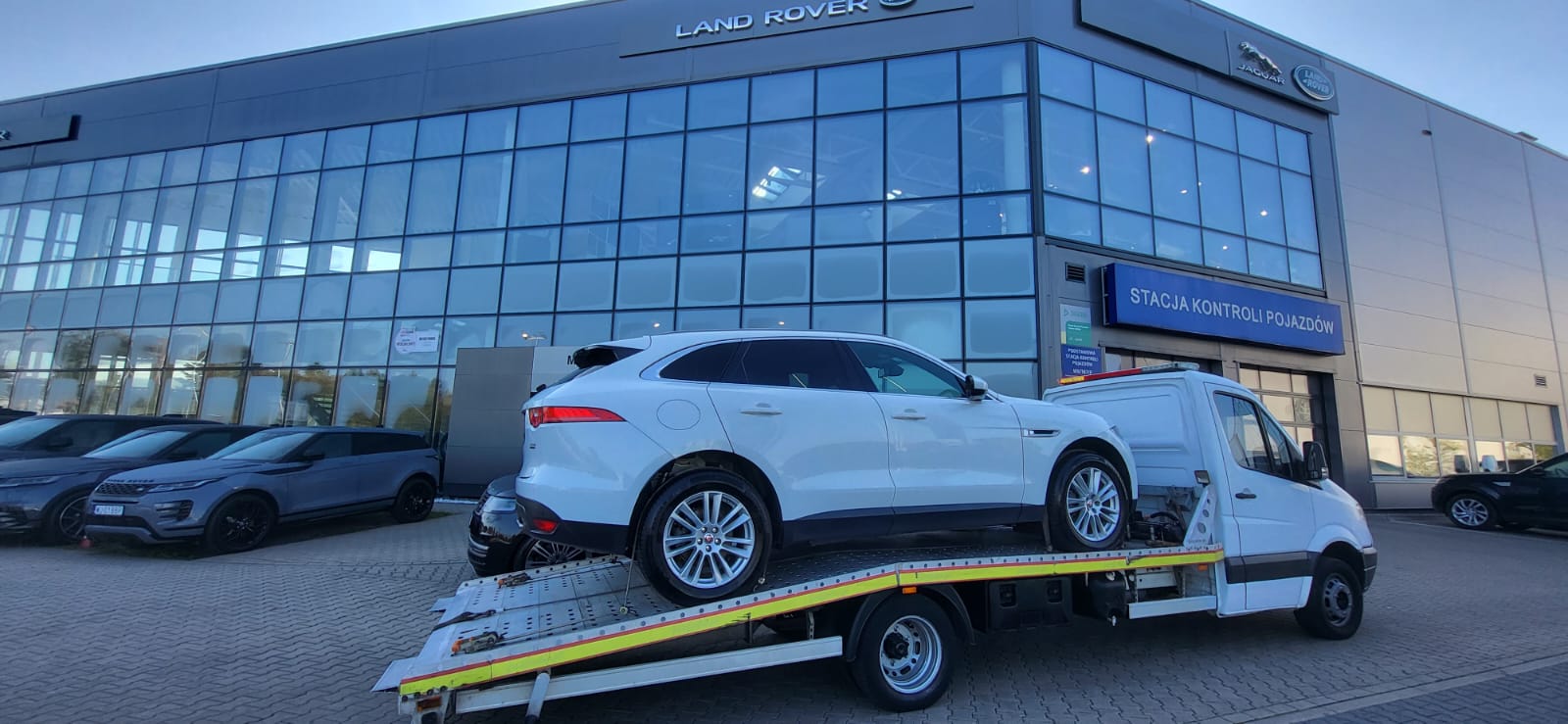 suv załadowany do transportu lawetą